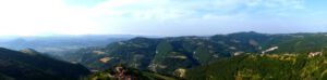 Impression Romanteil 2012, Seite 182 Federica hat die Aussichtsplattform des Torre Vengore betreten. Ihr Ausblick gen Südwesten reicht über den südlichen Piemont bis hin zum Apennin.