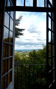 Fensterblick aus dem Castello Monticello d'Alba. (Roman Seite 88 u.a.)