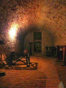 Blick in das finstere Gewölbe des Castello Monticello d'Alba. (Roman Seite 86)